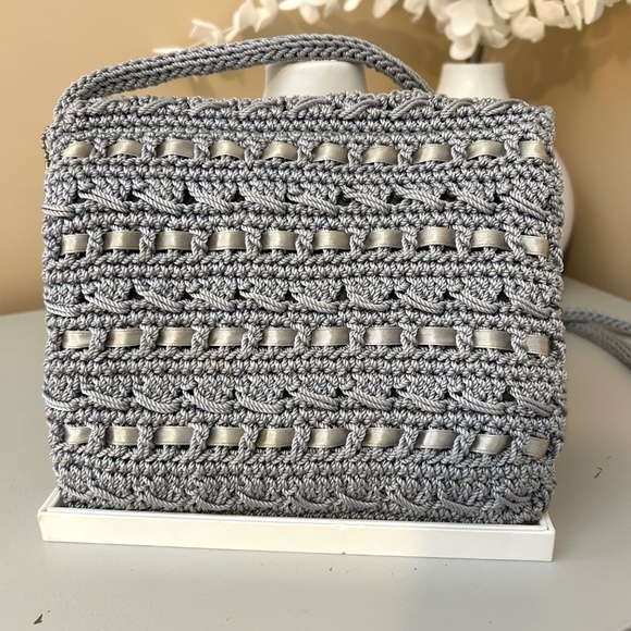 Like New The SAK Crochet Crossbody with Satin Ribbon Silver Grey Flap/Zipper - Picture 3 of 14